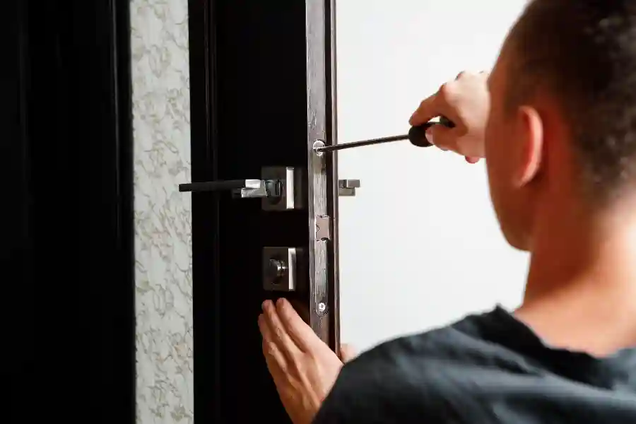 Cerrajero trabajando en puerta de madera
