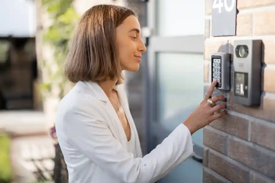 Mujer poniendo código en cerradura