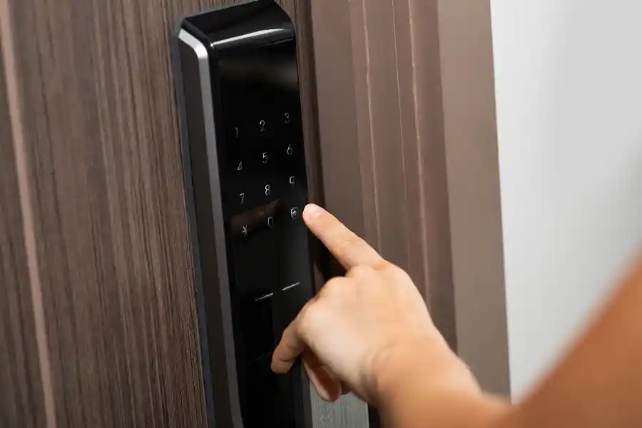 Cerradura eléctrica en cuerto de hotel.