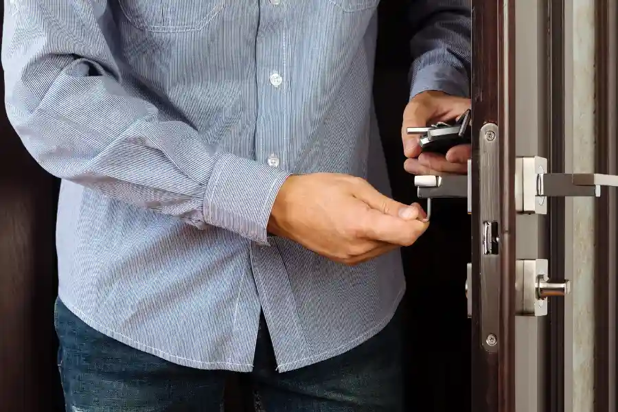 Cerrajero de puerta moderna
